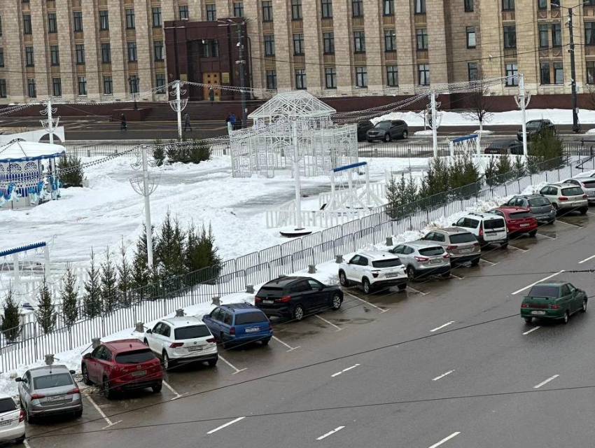 Королевская парковка BMW под окнами правительства удивила воронежцев