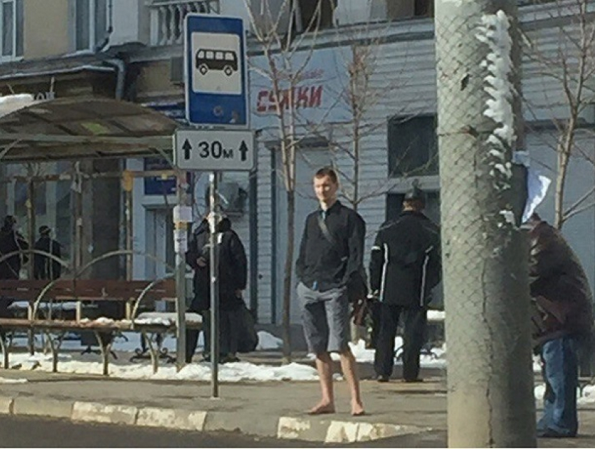 Босоногий воронежец, разгуливающий по городу в мороз, рассмешил пользователей Сети