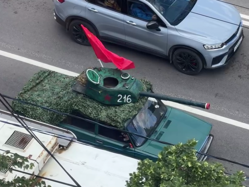 Необычный танк заметили на дороге в Воронеже 9 Мая