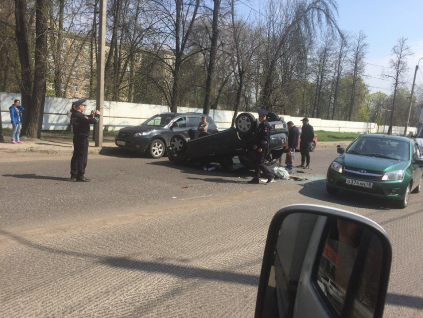 Опубликованы жуткие фото с перевернувшимся Renault в Воронеже