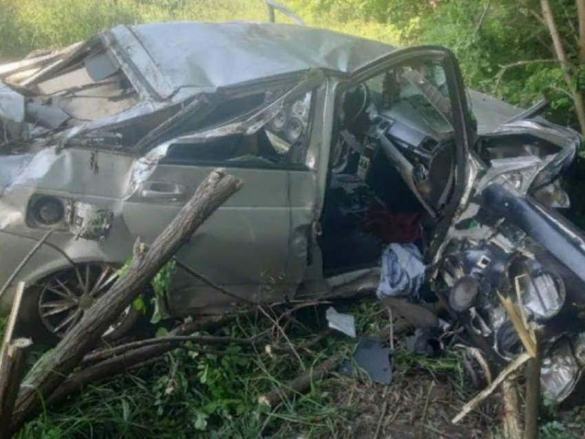 Полицейские показали, что осталось от Lada после смертельного опрокидывания в Воронежской области 