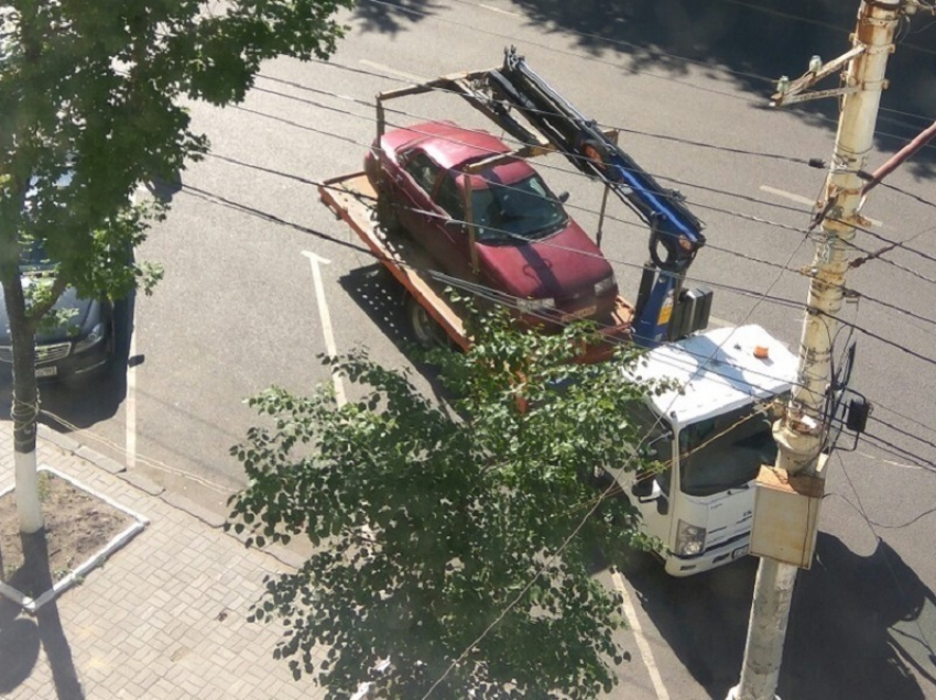 В Воронеже эвакуируют припаркованные по правилам машины 