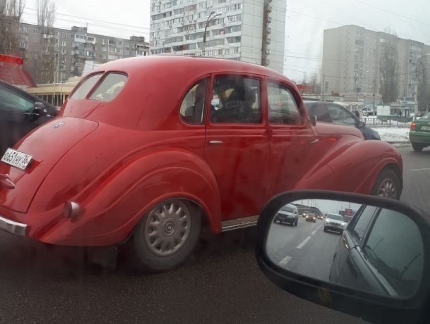 Шикарный BMW 30-х годов сфотографировали на дороге в Воронеже 