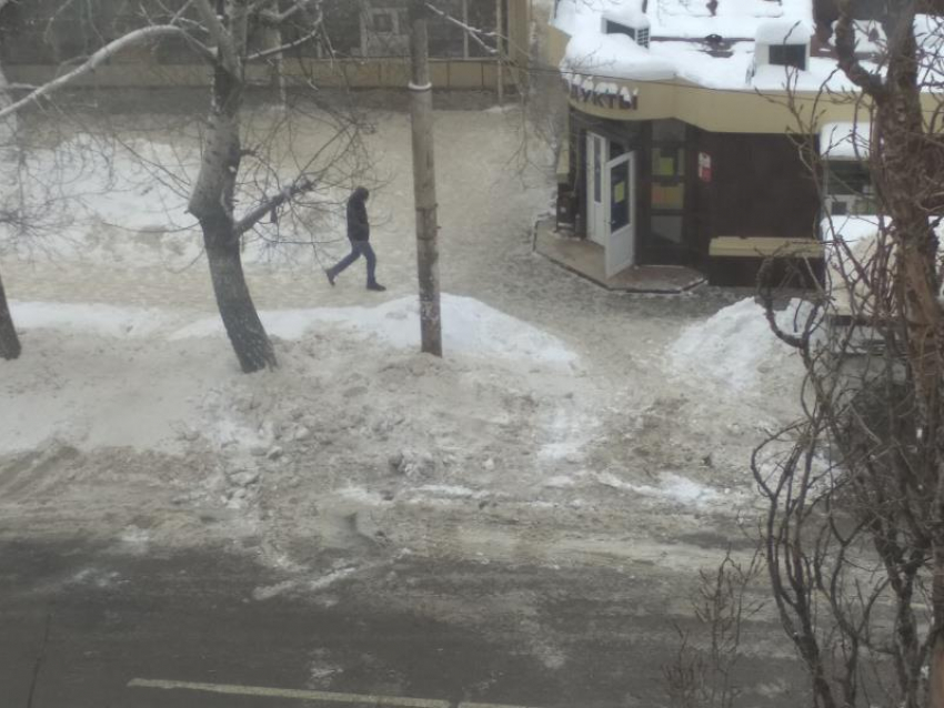 Воронежцы рассказали об издевательской уборке тротуара 