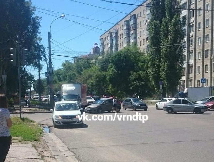 Неработающий светофор и ДТП парализовали улицу в Воронеже