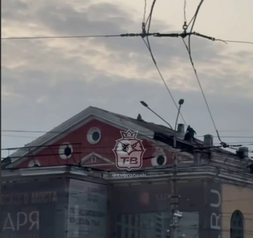 Дети забрались на крышу ДК Кирова в Воронеже