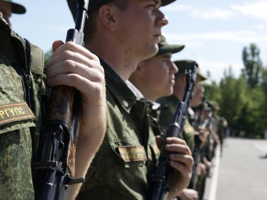 Стало известно, сколько воронежских срочников призвали в армию весной