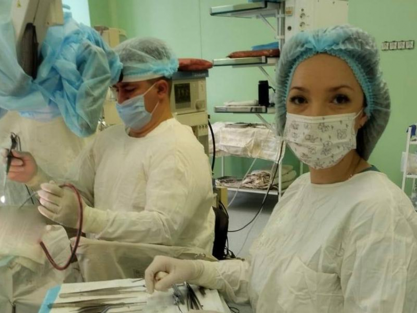 Имплантат для фиксации позвоночника впервые установили пациентке в Воронеже