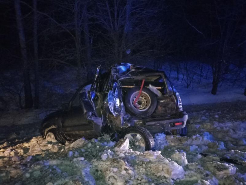 Пассажирский автобус ночью врезался в легковушку под Воронежем 