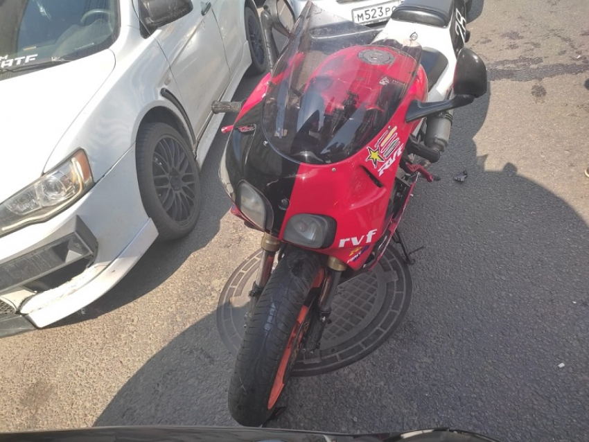 В центре Воронежа 23-летняя мотоциклистка пострадала в ДТП с двумя иномарками