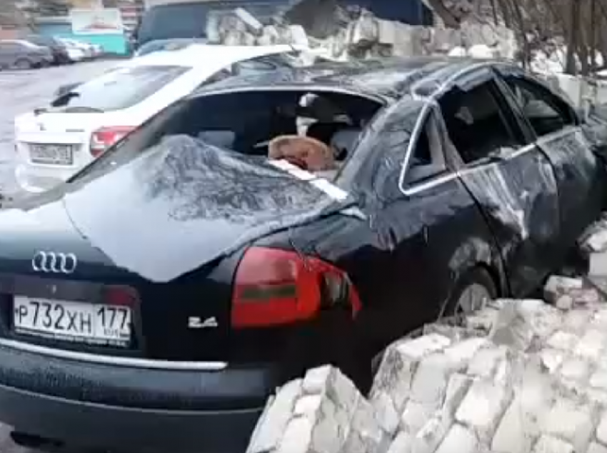 Кирпичная стена рухнула на четыре машины в Воронеже