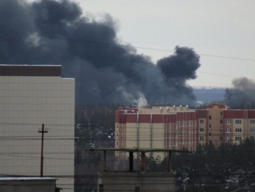 73 спасателя борются со страшным пожаром на складе в Воронеже