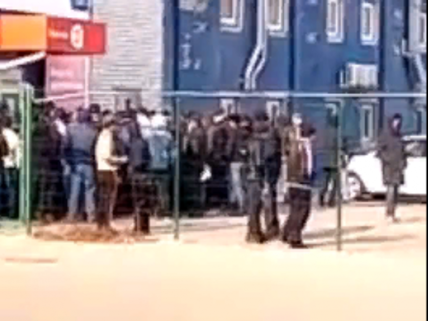 Осада миграционного центра попала на видео в Воронеже 