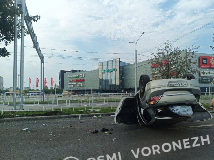 Автомобиль перевернулся возле ТРК в Воронеже - опубликованы фото