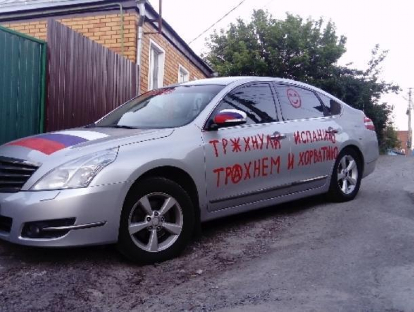 По Воронежу ездит автомобиль, обещающий поиметь хорватов