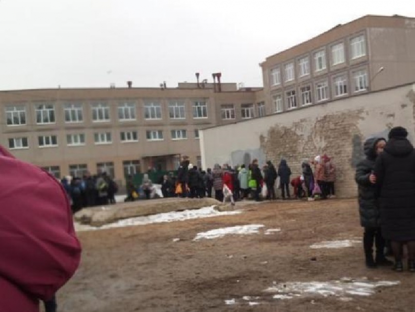 Опубликованы фото школы в момент эвакуации учеников в Воронеже 