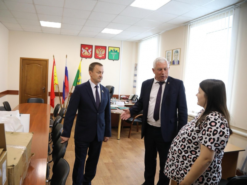 Председатель облдумы Юрий Матузов лично доставил оборудование для бойца СВО из Бутурлиновки по прямому обращению с передовой
