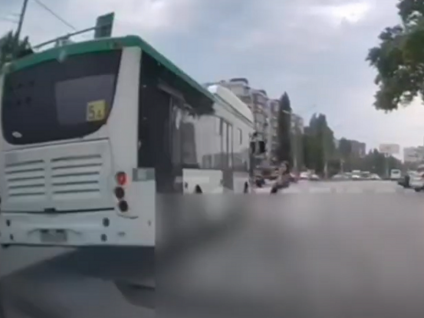 Еще бы полсекунды и…: водитель автобуса, чуть не сбивший женщину на зебре, получил штраф 