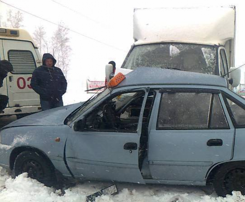  Под Воронежем «Газель» столкнулась с такси: водитель иномарки в больнице