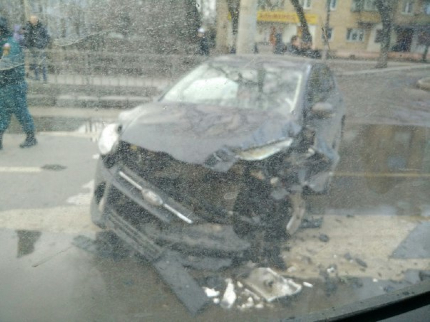 В Воронеже пожарная машина протаранила легковушку