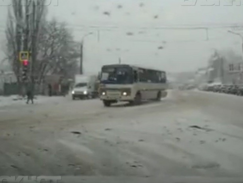 Полицейские поймали маршрутчика после дерзкого маневра на перекрестке в Воронеже