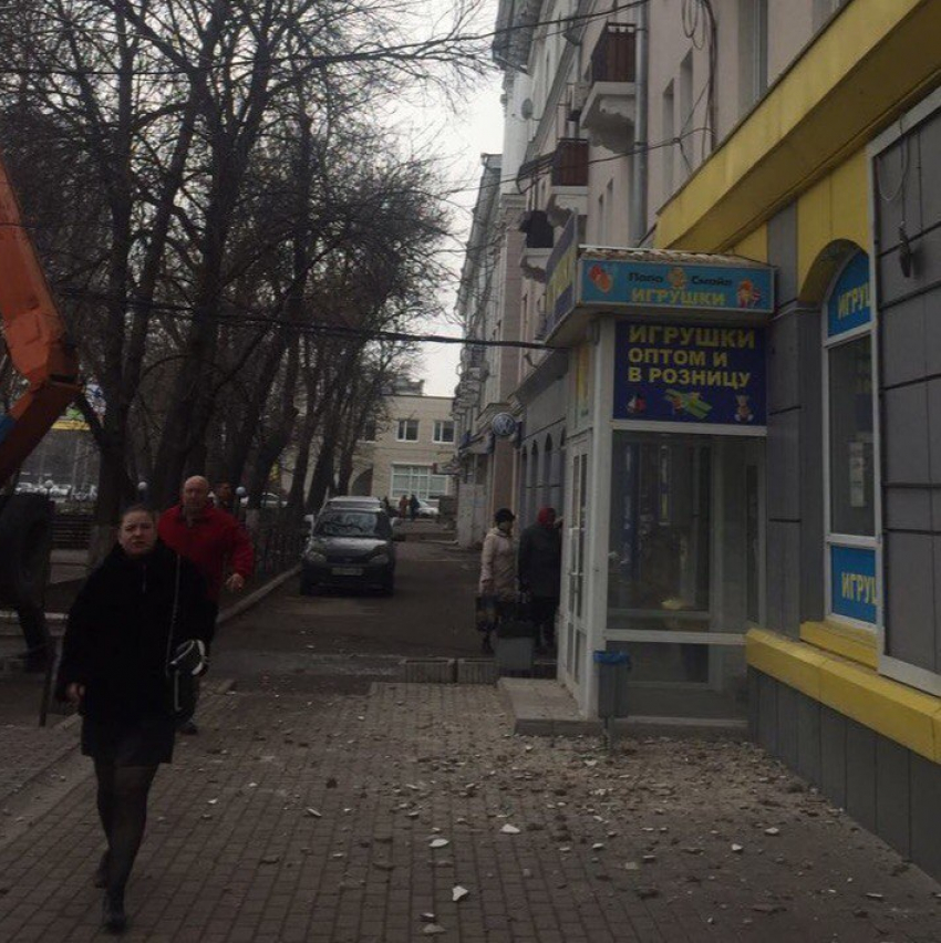 Воронежцы пришли в ужас от огромных камней, летящих им на головы над магазином игрушек