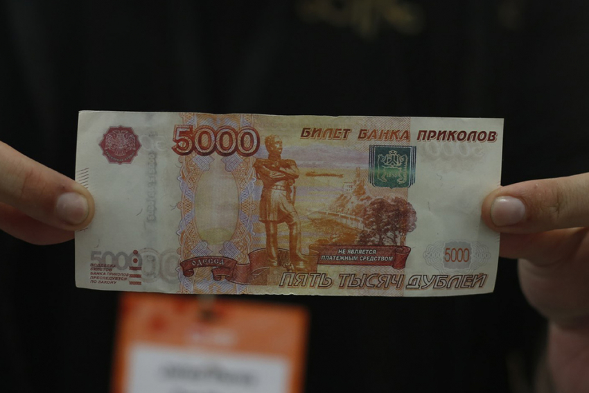 Жительница Воронежской области отдала долг билетами банка приколов 