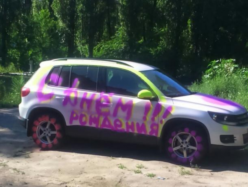 Воронежцы варварски оставили поздравительную надпись на белоснежном Volkswagen