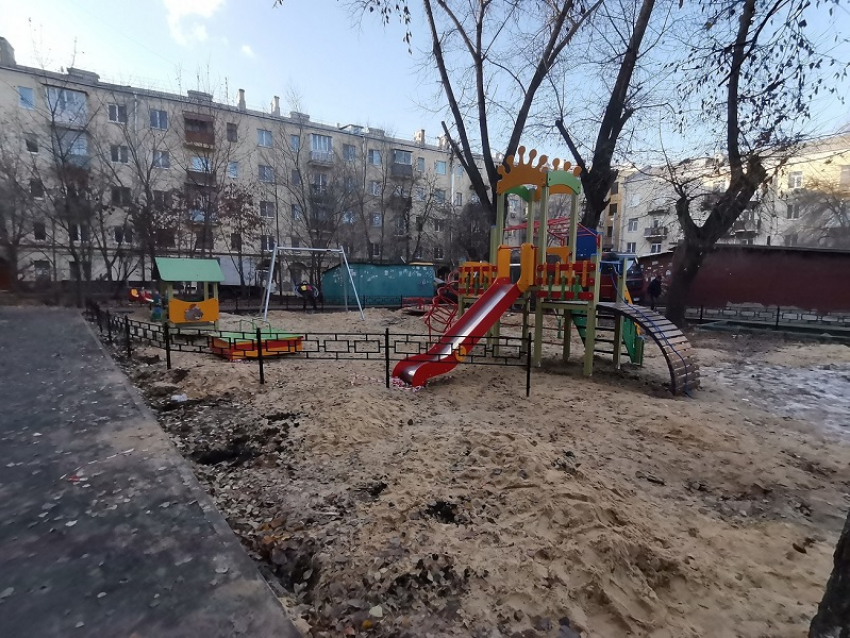 Подрядчика заставили исправить плохую работу во дворе дома в Воронеже 