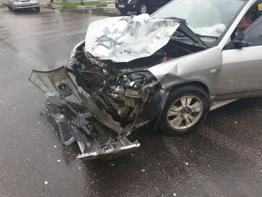 Водитель Nissan расплющил «четырнадцатую» и сбежал в Воронеже
