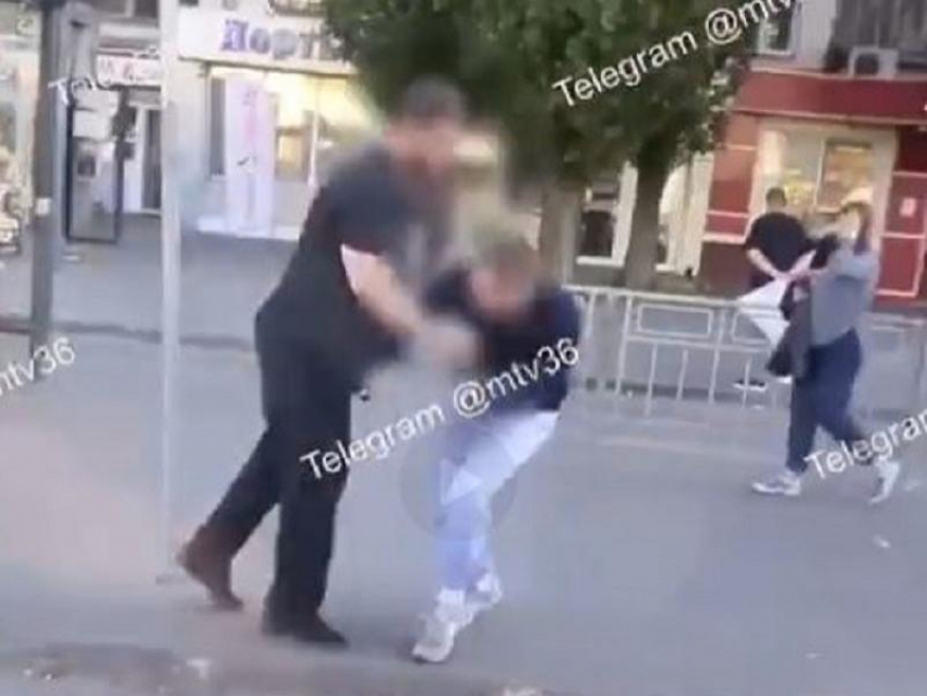 Жёсткая драка водителя и пассажира маршрутки №16 попала на видео в Воронеже