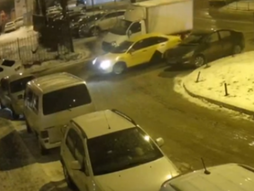 Таксист протаранил припаркованный автомобиль в воронежском дворе 