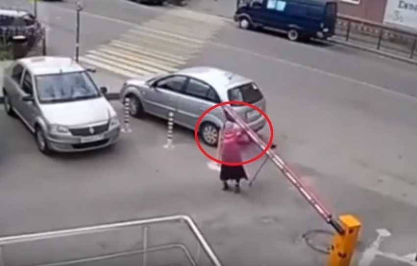 Шлагбаум атаковал бабушку на парковке в Воронеже