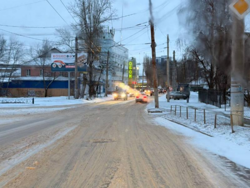 Каша на дорогах и пробки: Воронеж встречает первый серьезный снегопад 