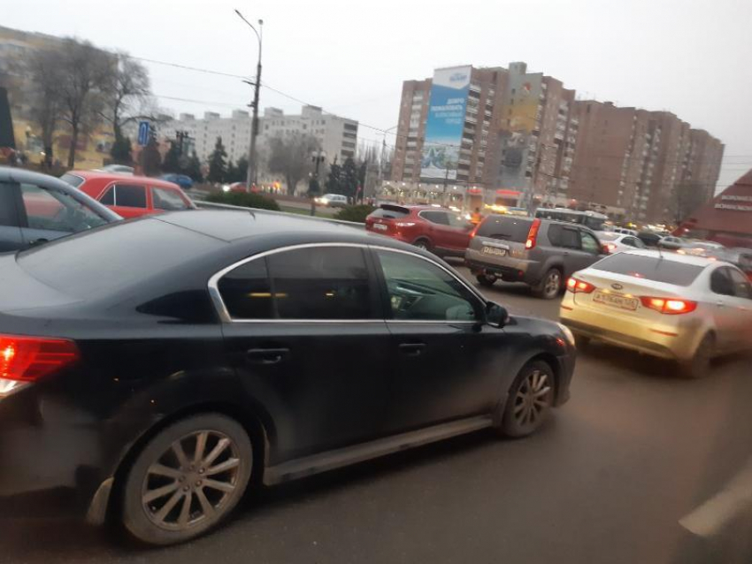Многокилометровые пробки остановили движение в Воронеже