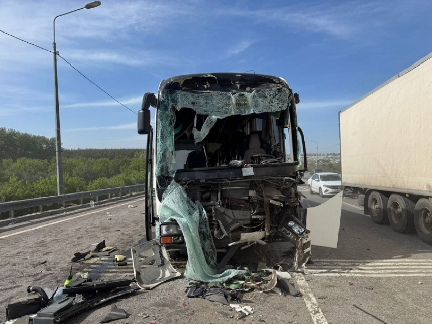 Пассажирский автобус попал в массовое ДТП с грузовиками под Воронежем 