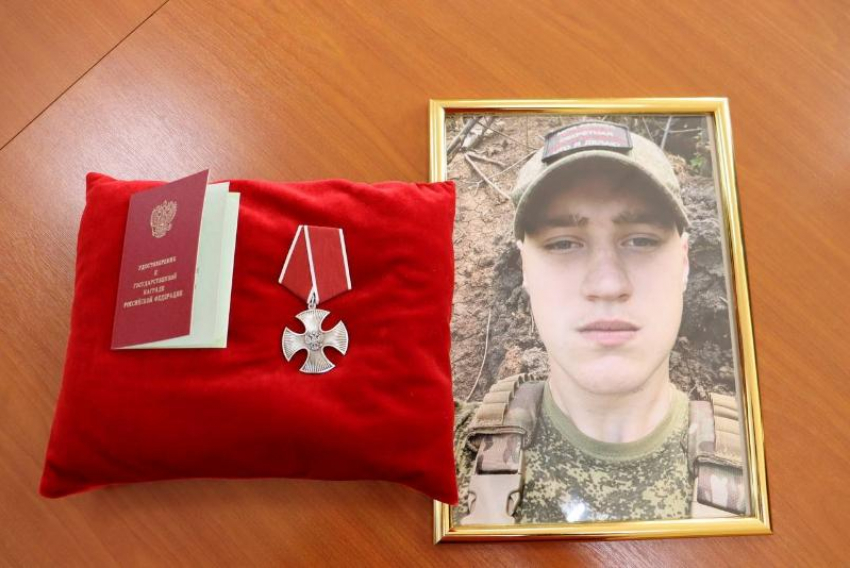 «Он проявил настоящую отвагу»: семье 19-летнего воронежского добровольца передали орден Мужества 