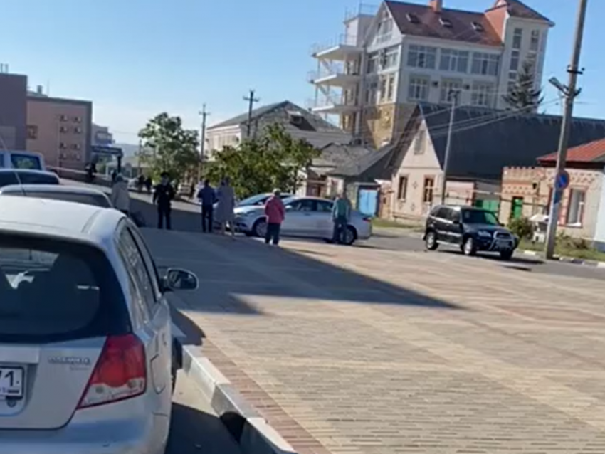 ВИДЕО: Что происходит у отдела полиции в Лисках после вооружённого нападения