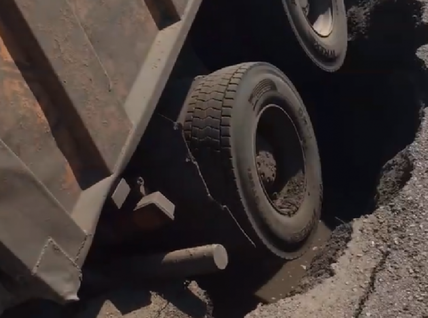 Грузовик с песком проломил под собой асфальт в Воронежской области
