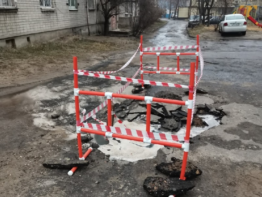 Часть воронежской улицы превратилась в реку из-за порыва воды 