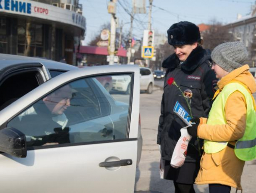 Воронежские женщины-полицейские порадовали в праздник мужчин на дорогах