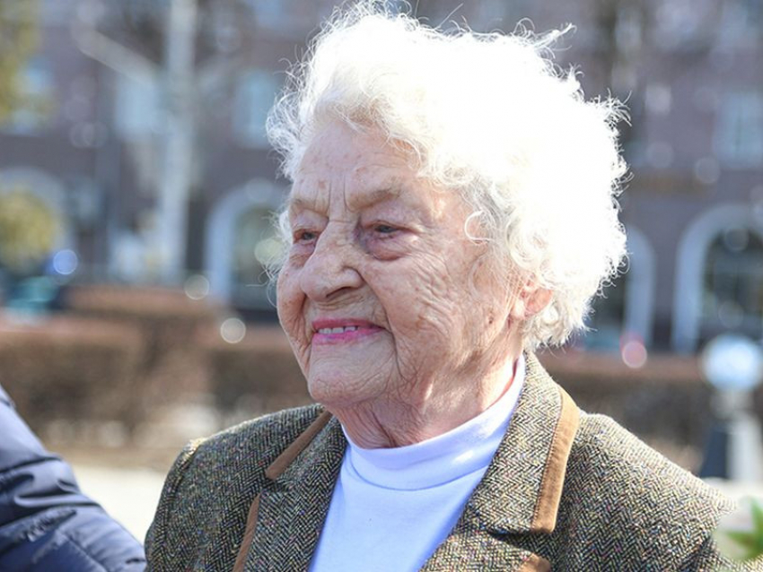 99-летняя «железная бабушка» села за штурвал СУ-34 в Воронеже
