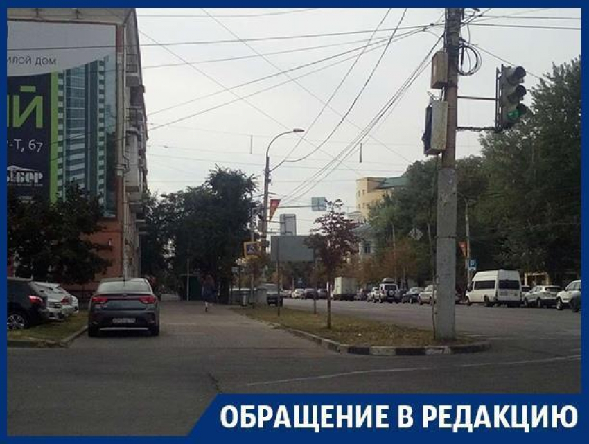 Власти Воронежа не могут защитить тротуар от назойливых автомобилистов