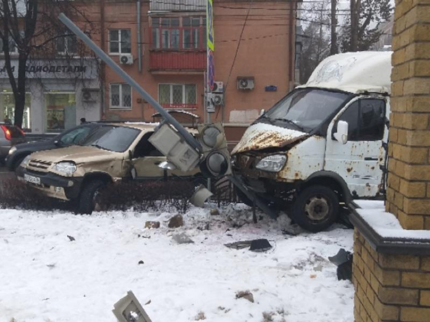 В центре Воронежа грузовик жестко снес светофор 