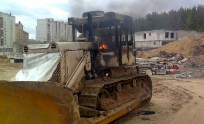 В Воронежской области 2 пожарных машины тушили загоревшийся трактор