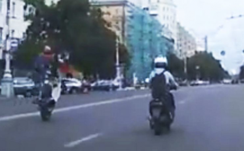 В Сети появилось видео, как подросток на байке устраивает беспредел на дорогах Воронежа