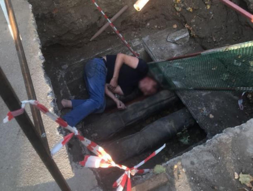 В Воронеже мужчина упал в огражденный котлован