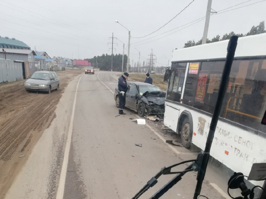Опубликовано видео с места ДТП с автобусом и Opel в Воронеже