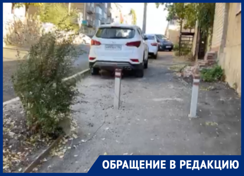 Автомобилисты вытеснили пешеходов с колясками на проезжую часть в Воронеже 