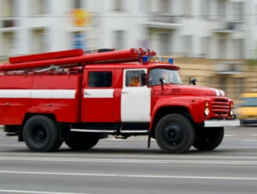 При пожаре в Воронеже сгорела Mazda и пострадал  человек